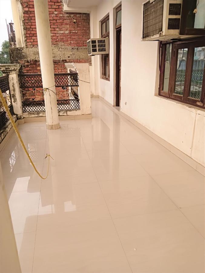 Varuna Palace-Fully Vaccinated Staff Varanasi Exterior foto