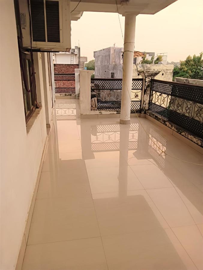 Varuna Palace-Fully Vaccinated Staff Varanasi Exterior foto