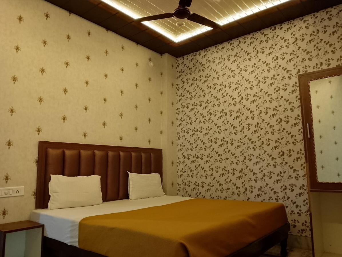Varuna Palace-Fully Vaccinated Staff Varanasi Exterior foto