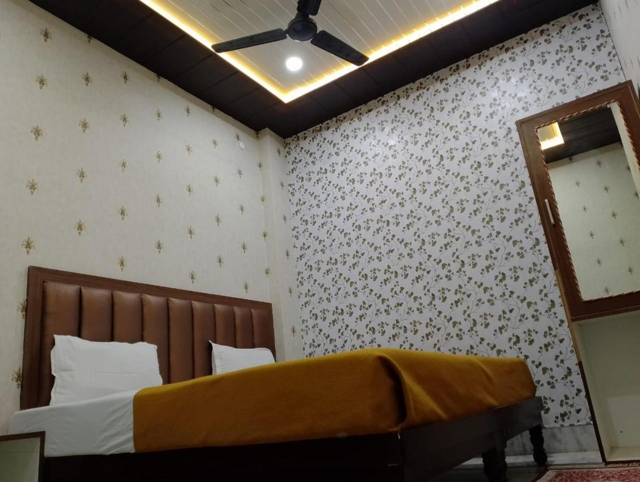 Varuna Palace-Fully Vaccinated Staff Varanasi Exterior foto
